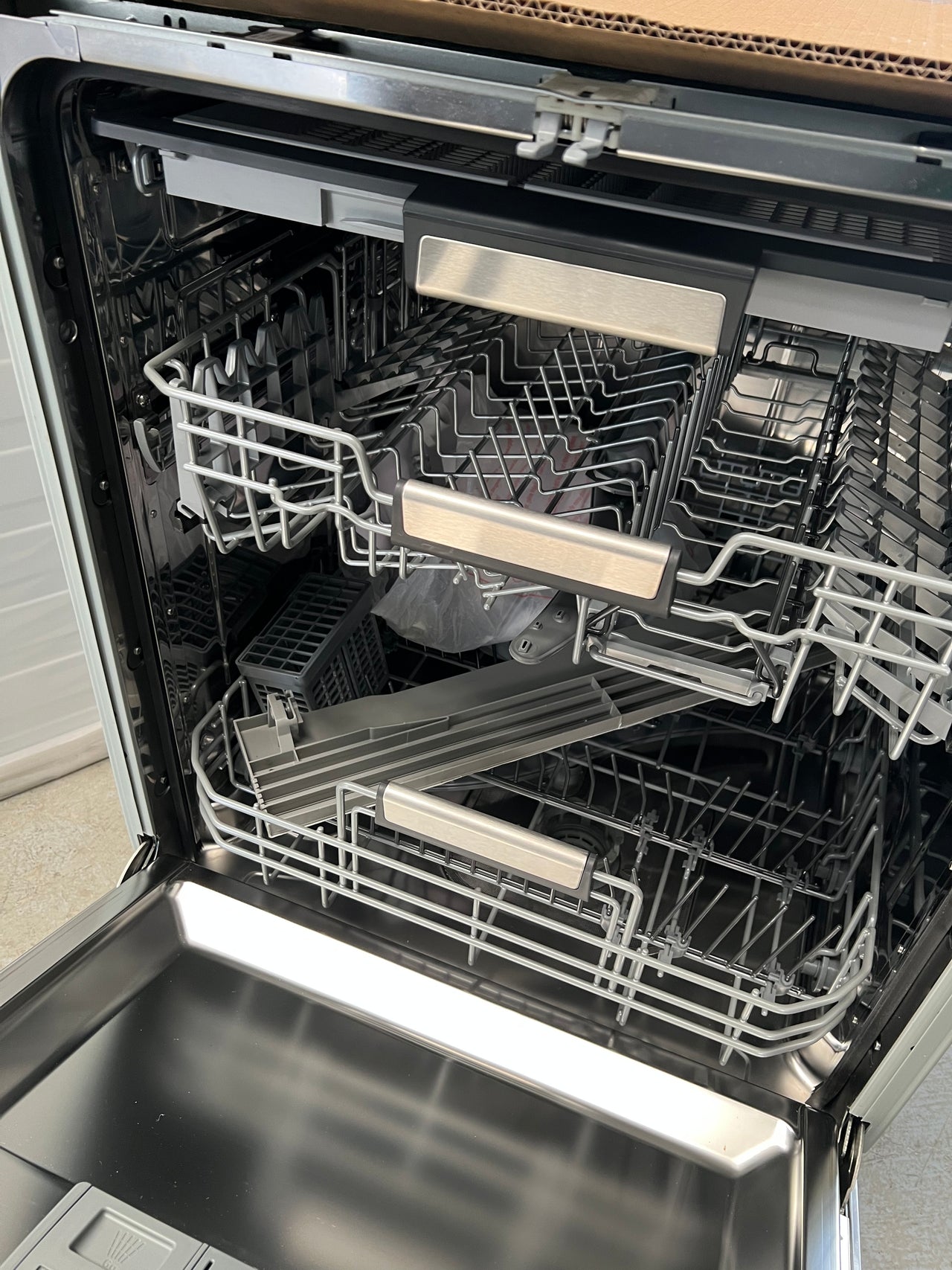 Second hand shop integrated dishwasher