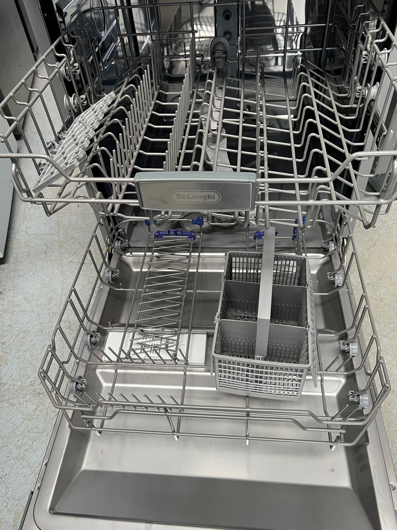 Factory second DeLonghi 60cm Freestanding Dishwasher DEDW6112S - Second Hand Appliances Geebung