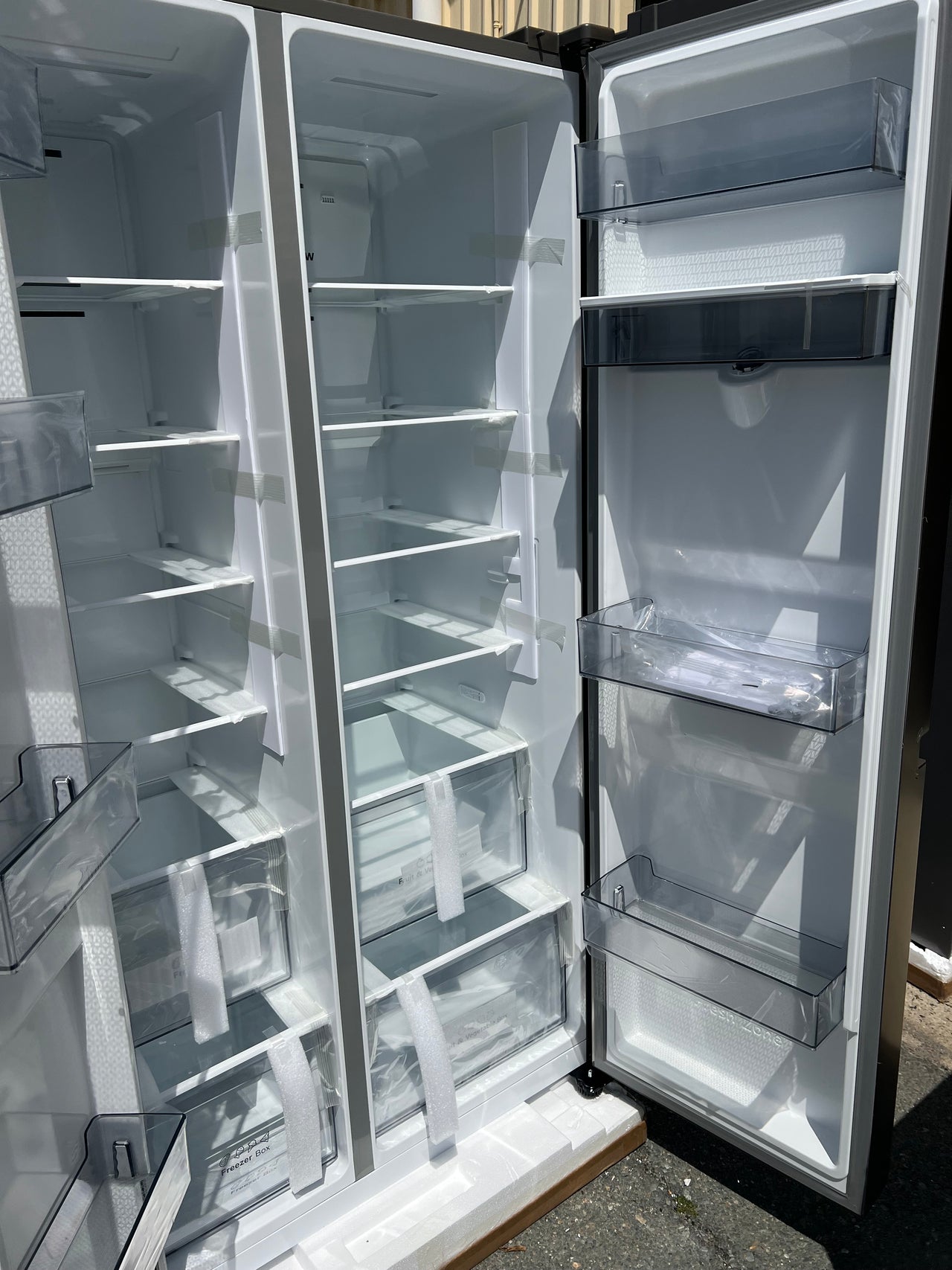 Carton damaged/Factory second Hisense 649L Side By Side Refrigerator HRSBS649SW - Second Hand Appliances Geebung