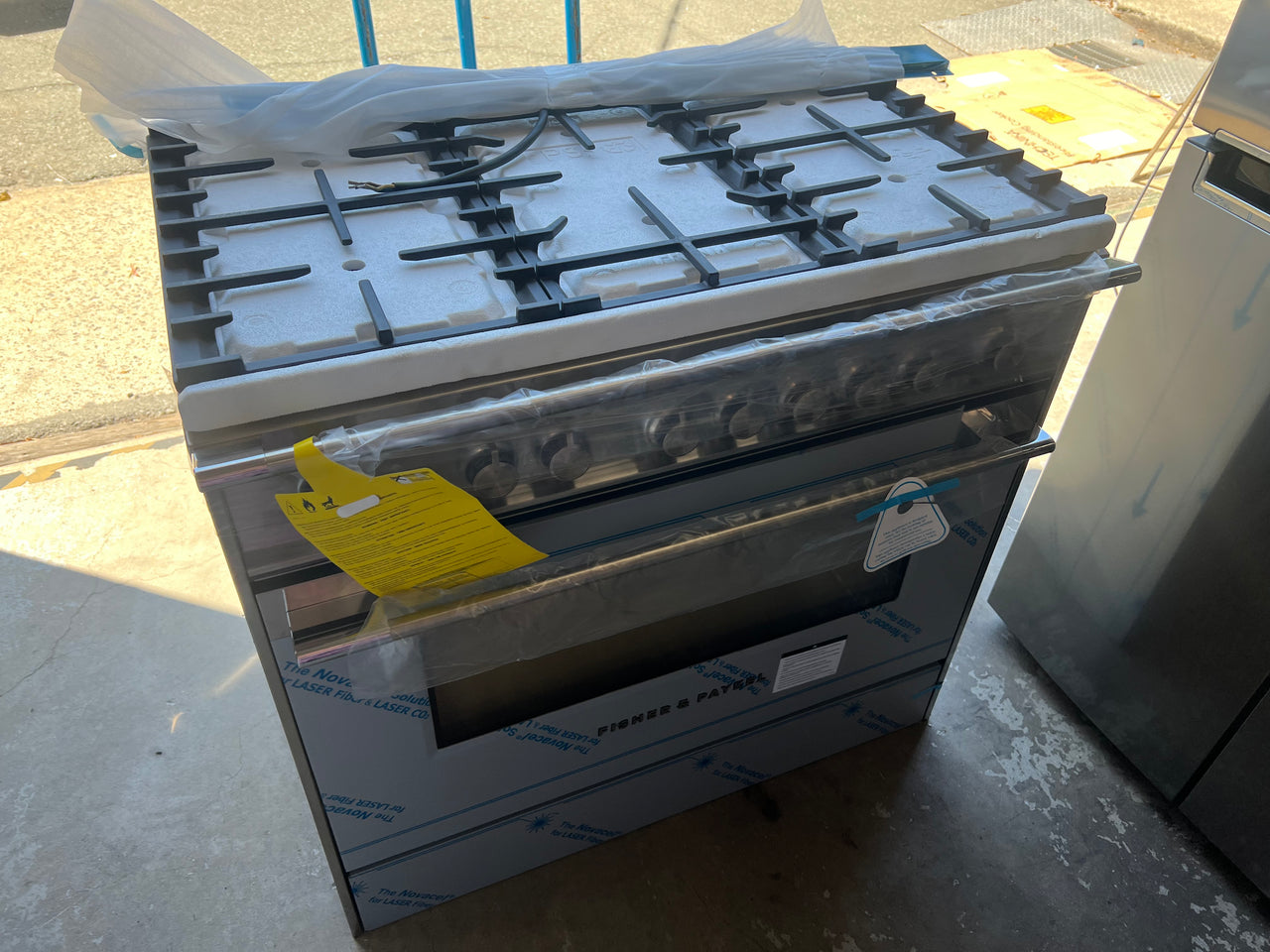 Carton damaged Fisher&Paykel 90cm Classic Style Freestanding Dual Fuel Oven/Stove OR90SCG6X1 - Second Hand Appliances Geebung