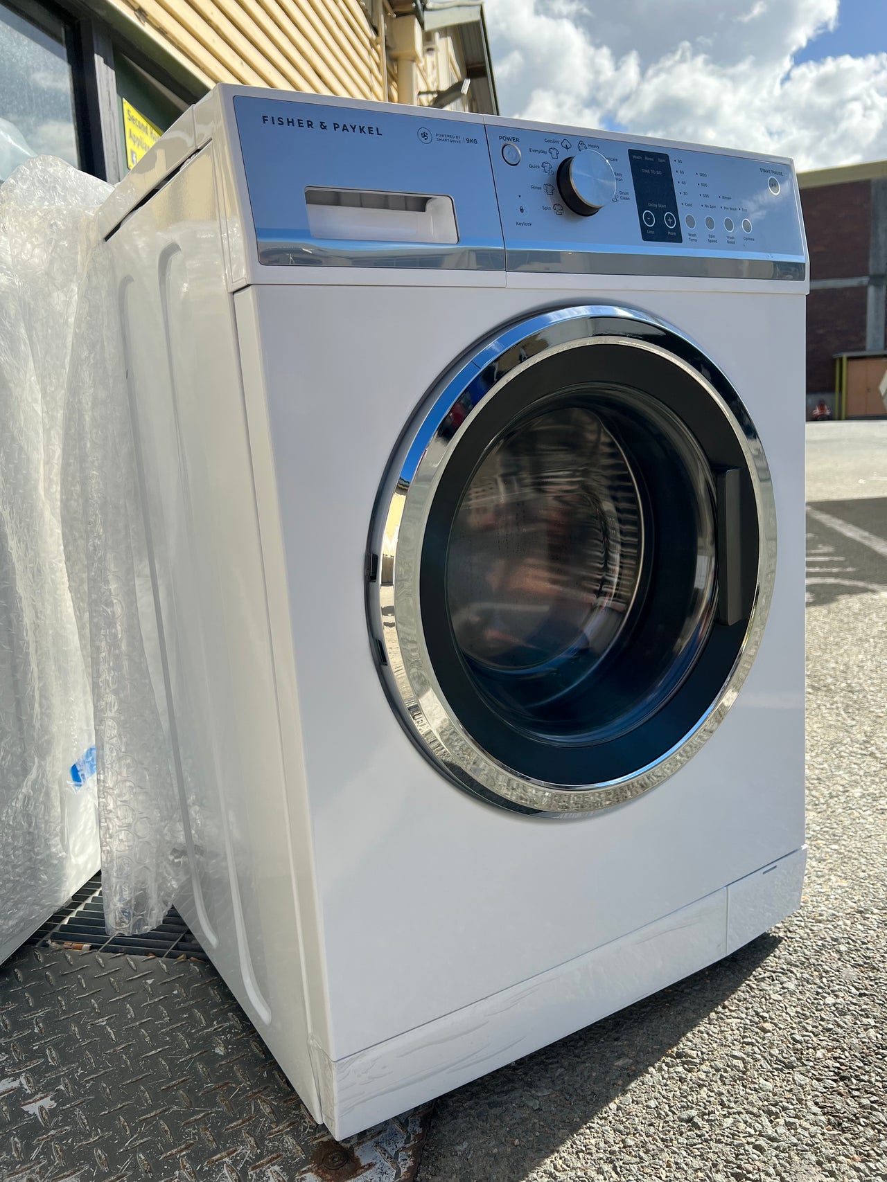 Factory second 9kg Fisher&Paykel front loader WH9060J3 - Second Hand Appliances Geebung