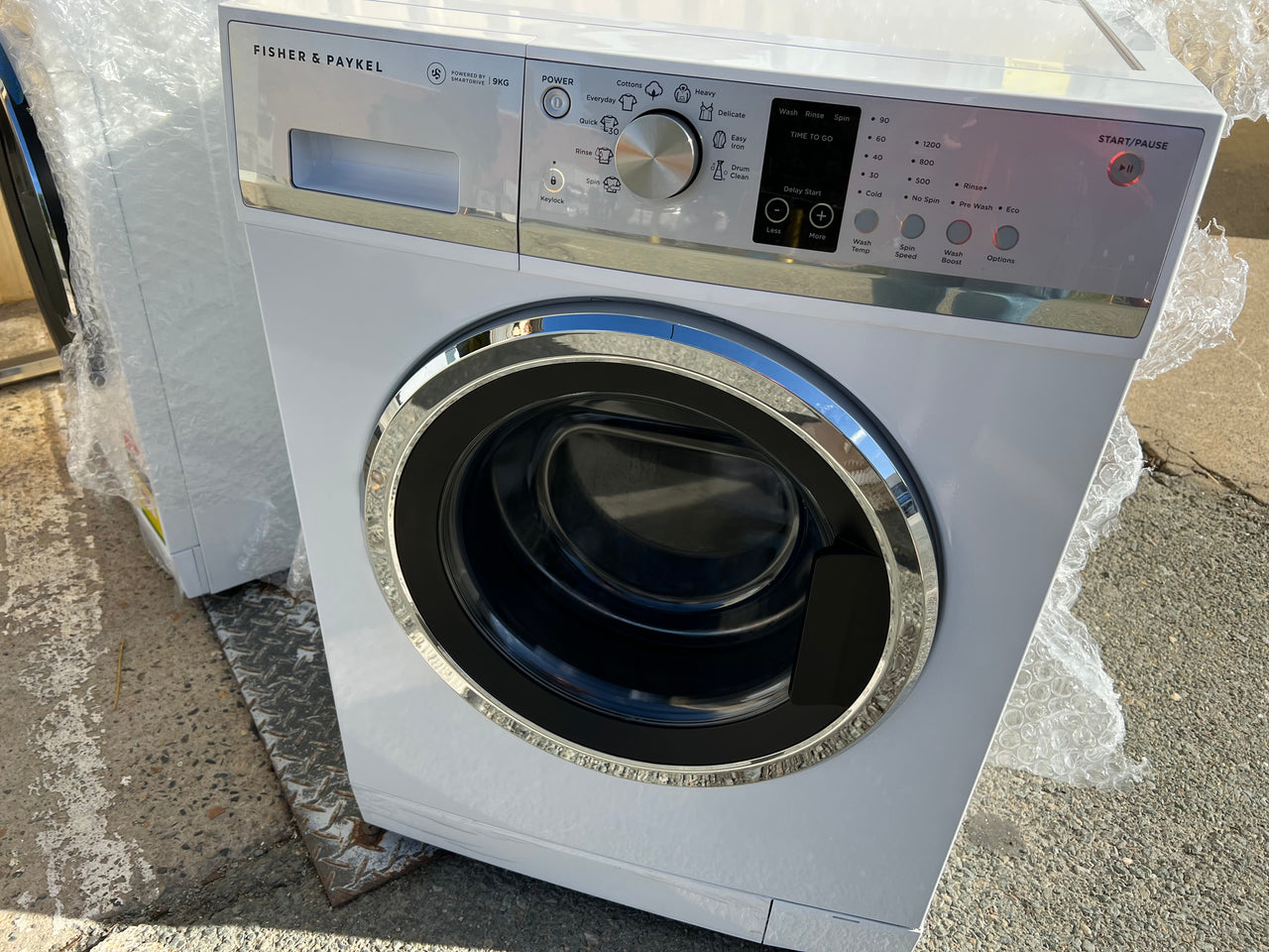 Factory second 9kg Fisher&Paykel front loader WH9060J3 - Second Hand Appliances Geebung
