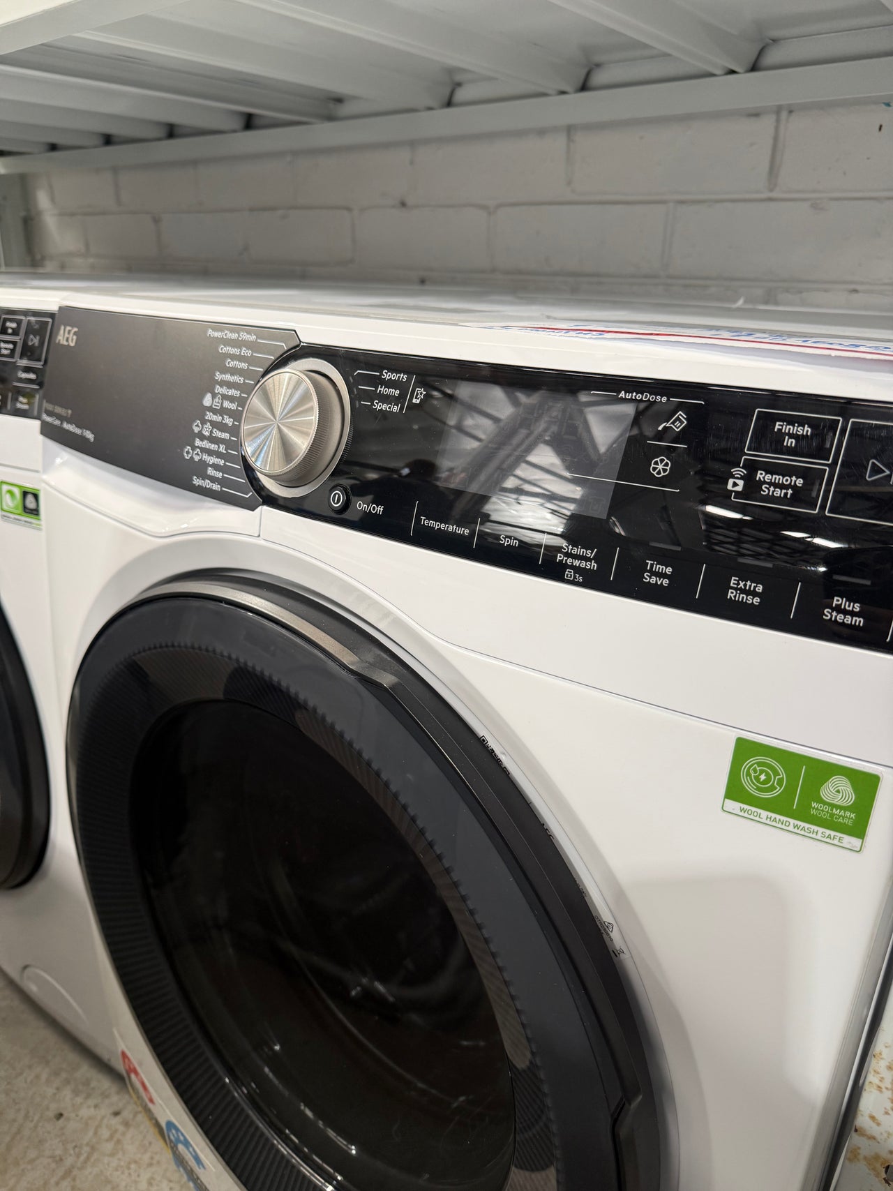 Factory second AEG 10kg 9000 Series Front Load Washing Machine  Model: LF9516O8Q - Second Hand Appliances Geebung