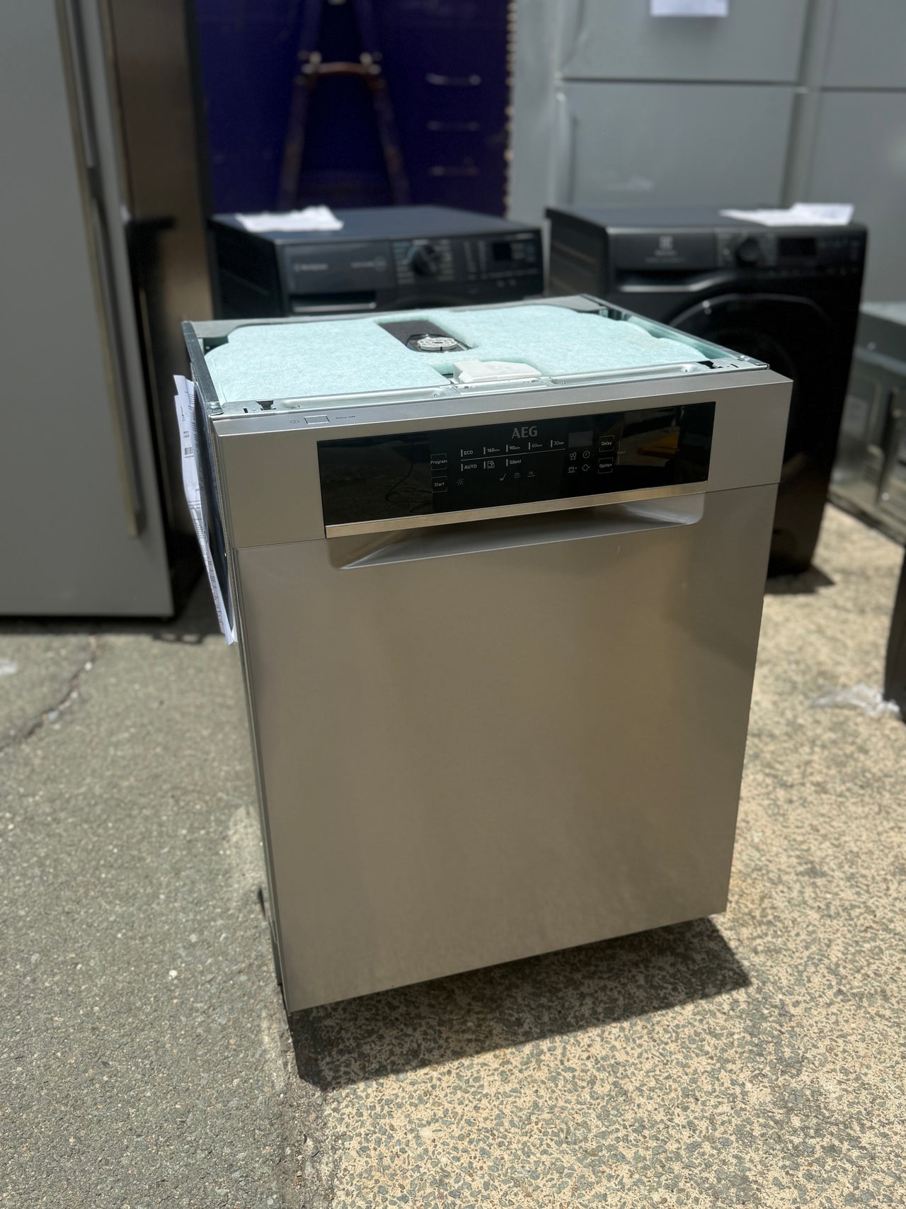 Factory second AEG 60 cm Built-Under ComfortLift Dishwasher — FFE93800PM - Second Hand Appliances Geebung