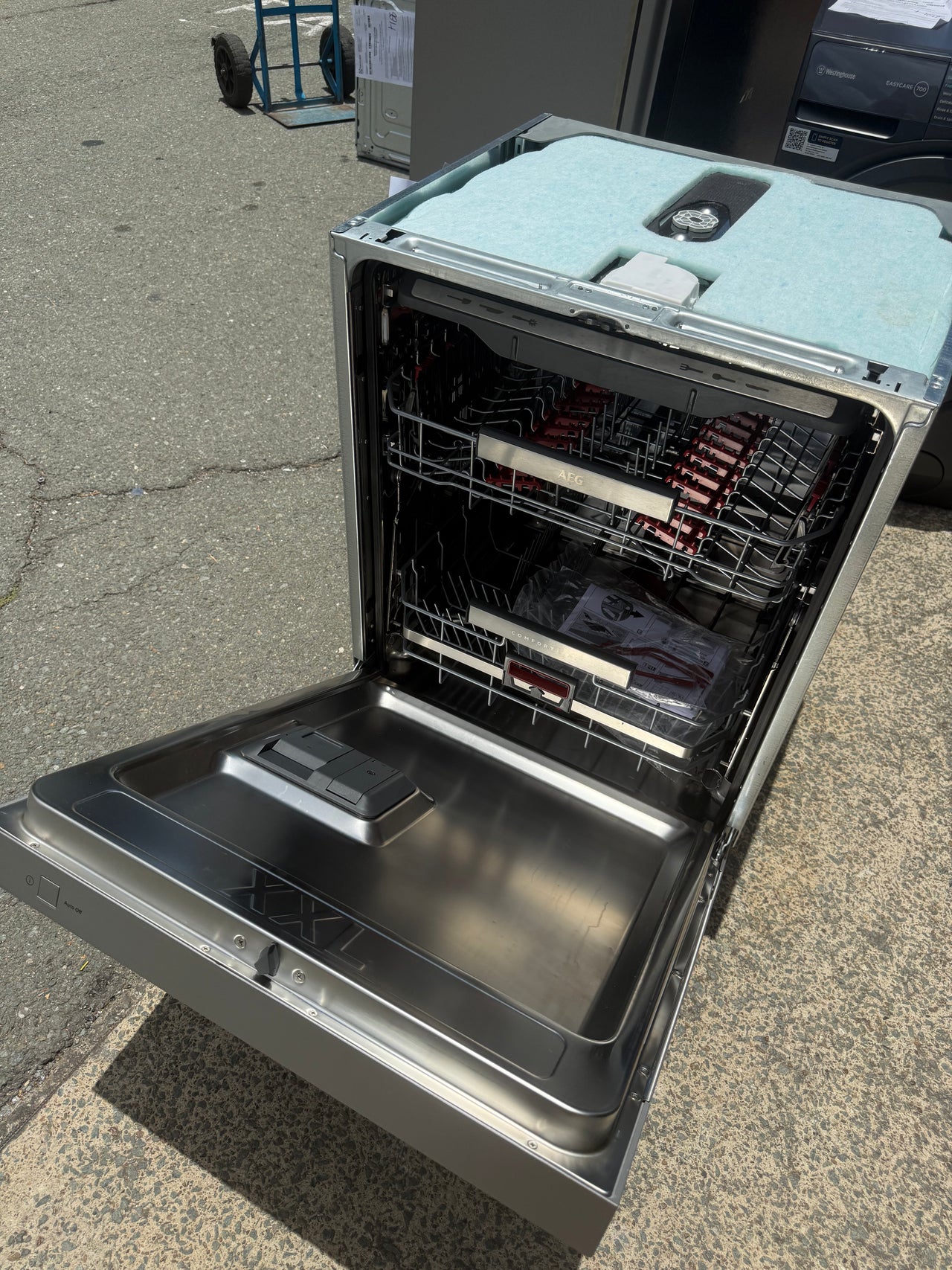 Factory second AEG 60 cm Built-Under ComfortLift Dishwasher — FFE93800PM - Second Hand Appliances Geebung