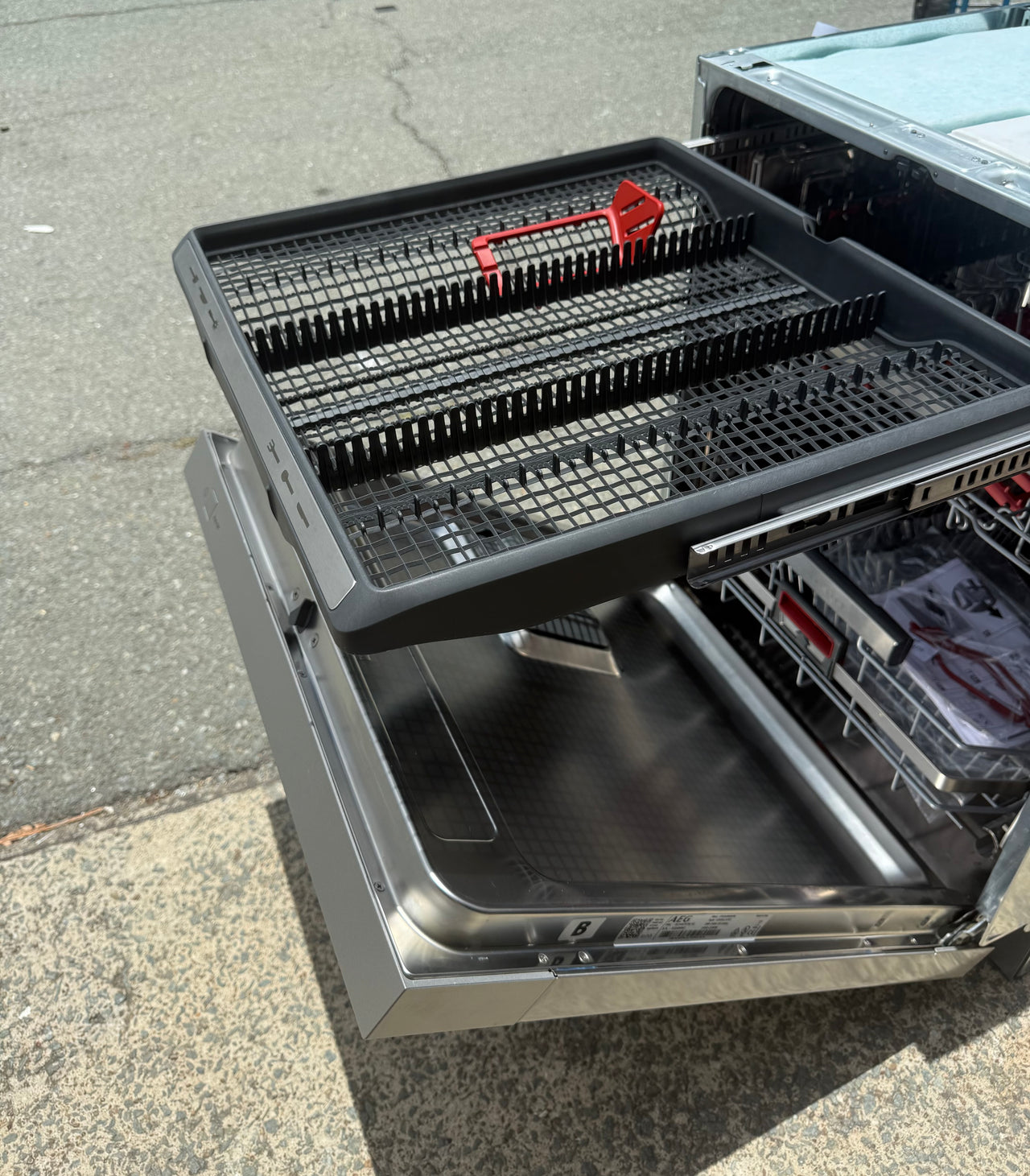 Factory second AEG 60 cm Built-Under ComfortLift Dishwasher — FFE93800PM - Second Hand Appliances Geebung