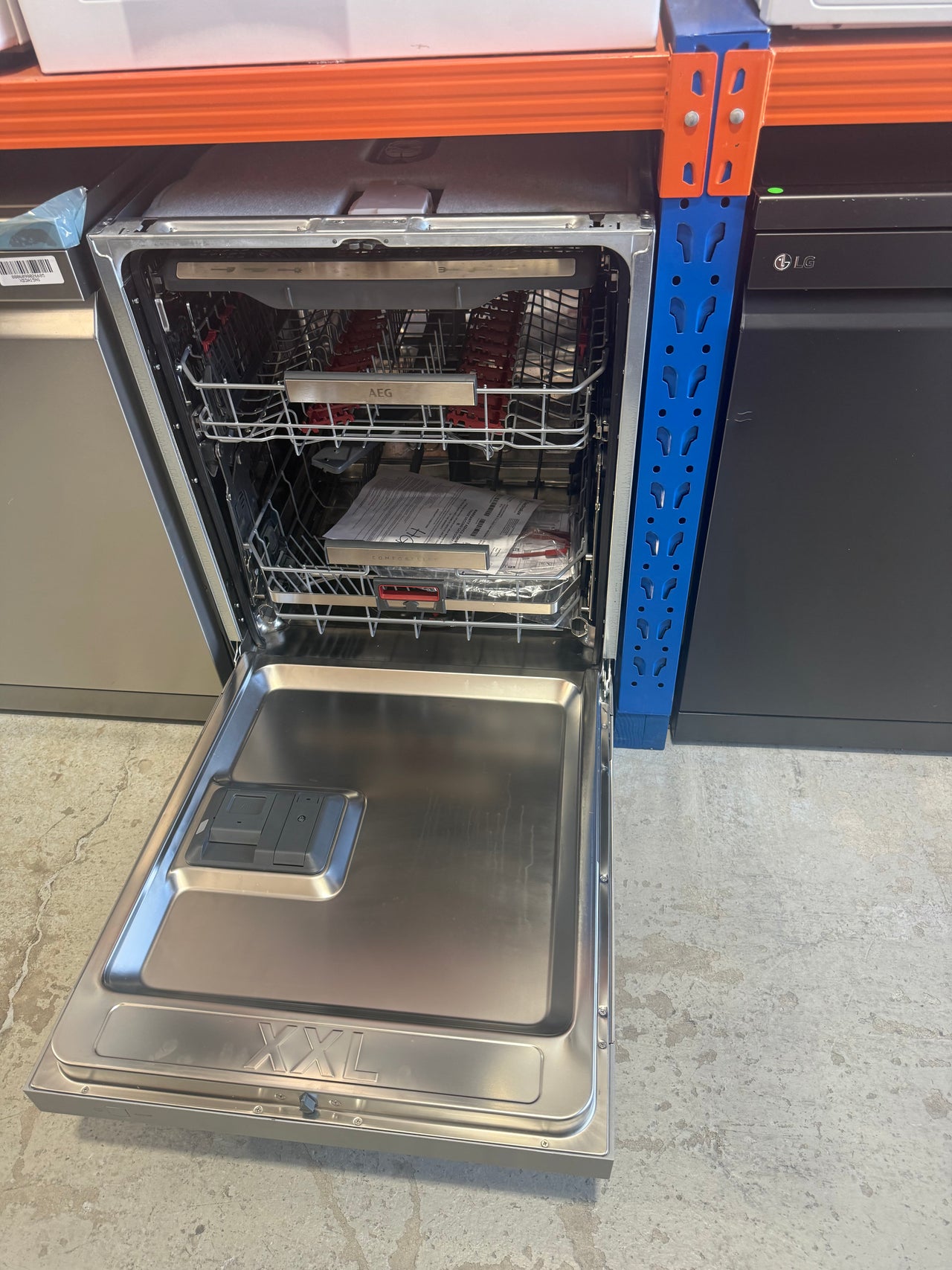 Factory second AEG 60 cm Built-Under ComfortLift Dishwasher — FFE93800PM - Second Hand Appliances Geebung