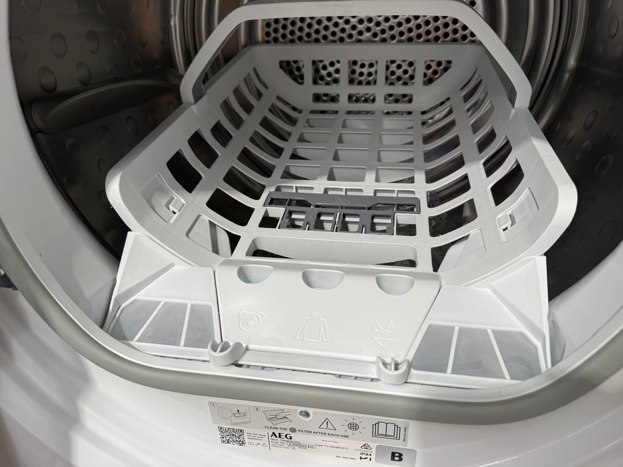 Factory second AEG 9000 Series 9kg Heat Pump Dryer with ProSteam and 3D Scan T959M6ORS - Second Hand Appliances Geebung