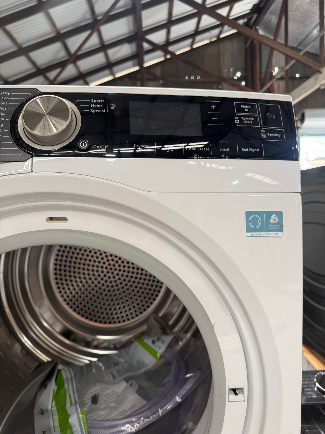 Factory second AEG 9kg 8000 Series Heat Pump Dryer – T859M6OBC - Second Hand Appliances Geebung
