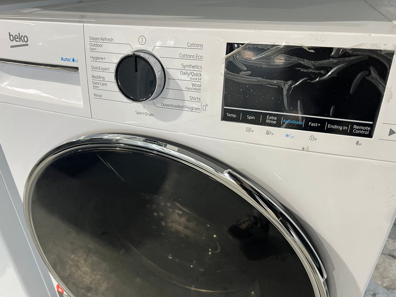 Beko 9kg front loader washing machine BFLB902ADW close up
