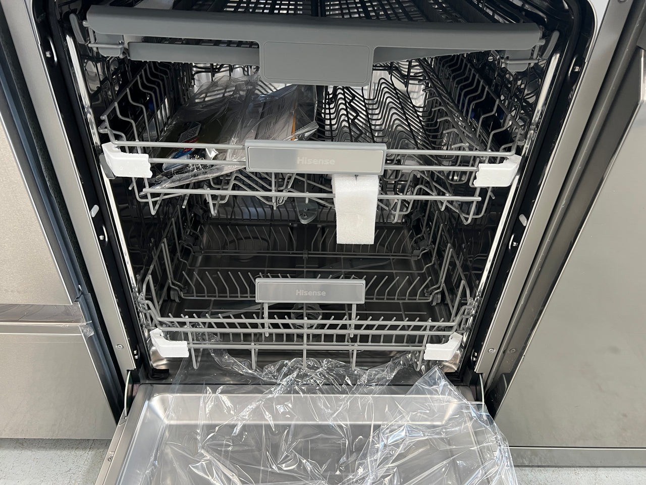 Factory second/Carton damaged Hisense 60cm Freestanding Stainless Steel Dishwasher Model: HSCM15FS - Second Hand Appliances Geebung