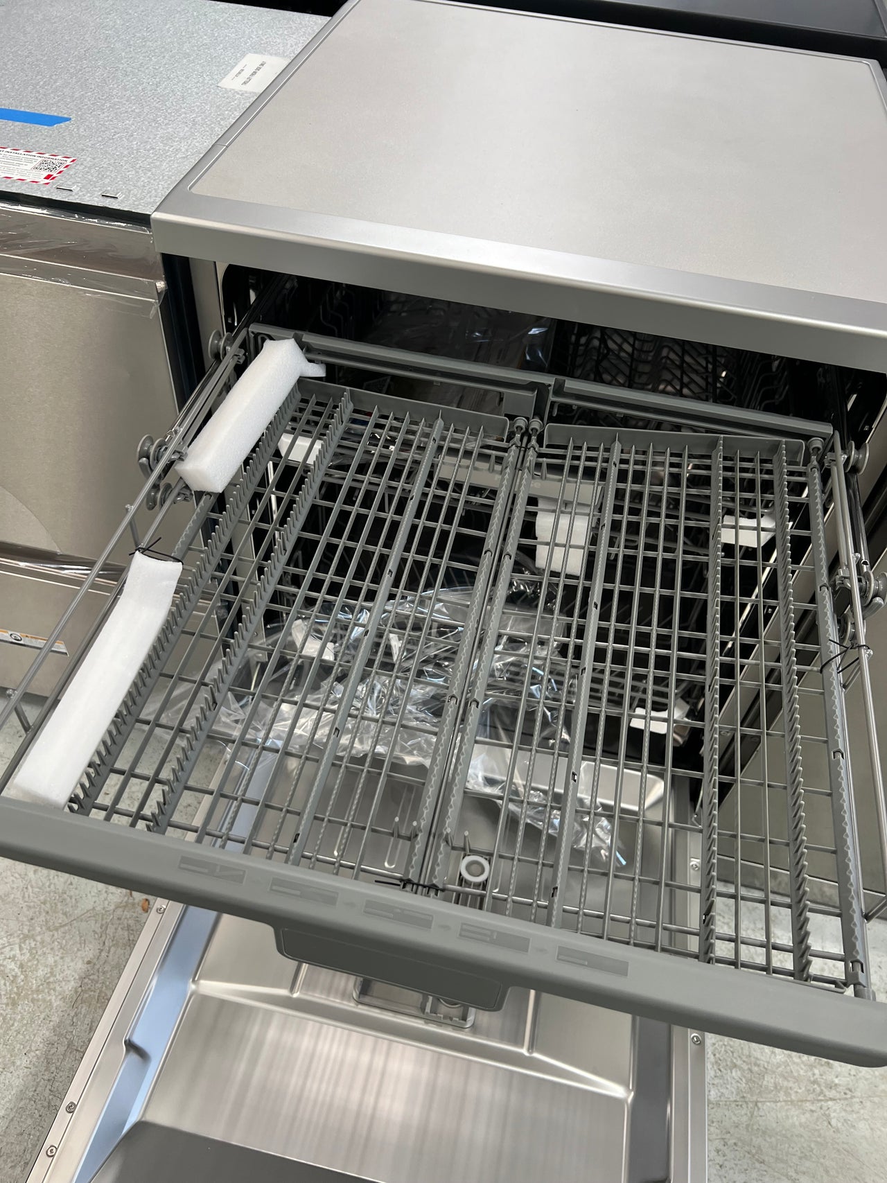Factory second/Carton damaged Hisense 60cm Freestanding Stainless Steel Dishwasher Model: HSCM15FS - Second Hand Appliances Geebung