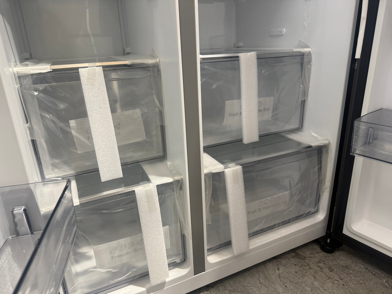Factory second/Carton damaged Hisense 652L PureFlat Side-by-Side Refrigerator – Black Steel HRSBS652B - Second Hand Appliances Geebung