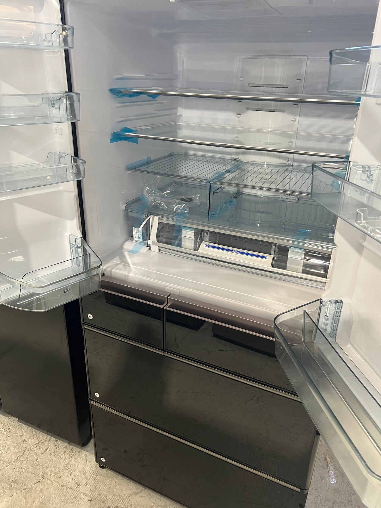 Factory second/Carton damaged RZX740RAXK 735Lt Black Glass finish with 4 STAR Energy Star Rating - Second Hand Appliances Geebung