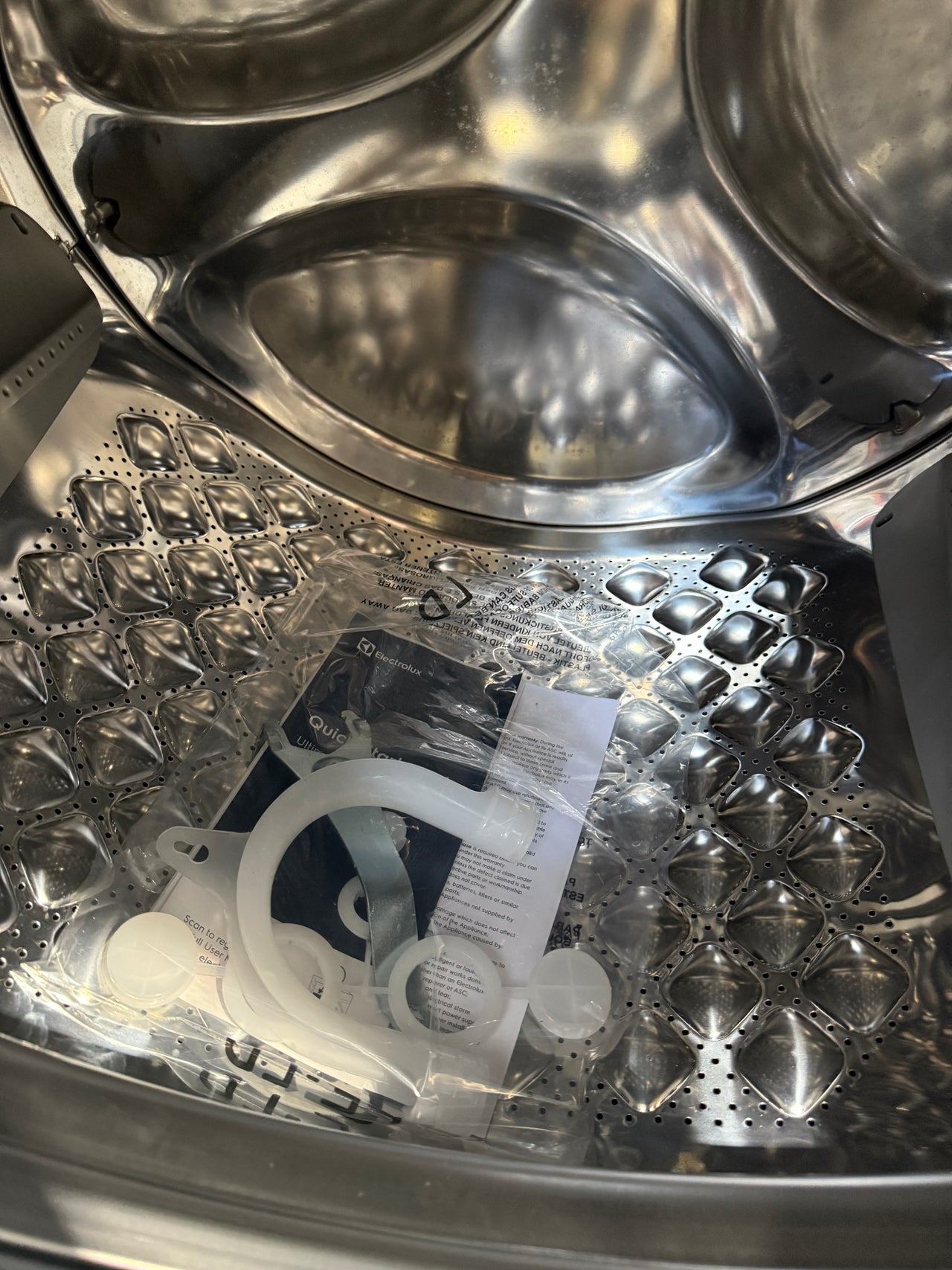 Factory second Electrolux 12 kg UltimateCare 900 Front Load Washing Machine – Model: EWF1242R9SC (Dark Onyx) - Second Hand Appliances Geebung