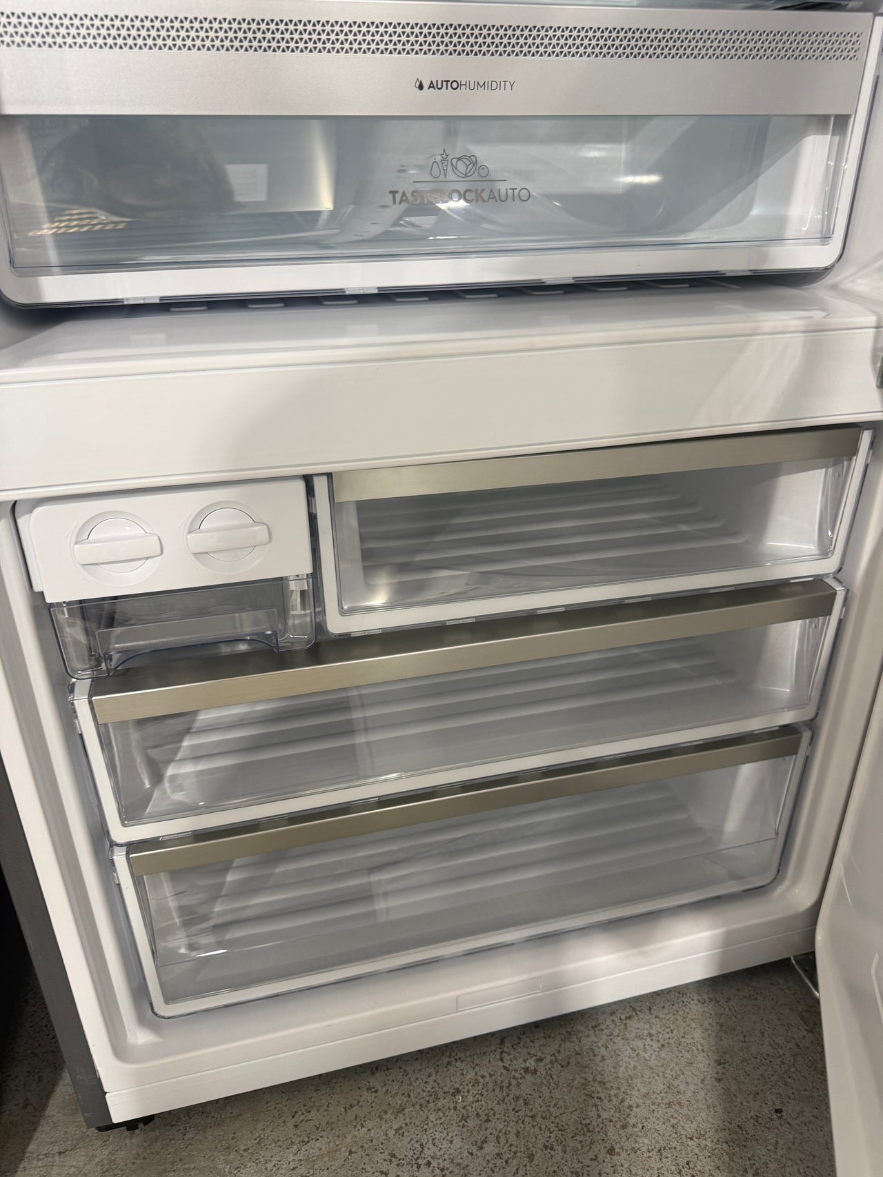 Factory second Electrolux 496L Ultimate Taste 500 Bottom Mount Refrigerator Matte Black EBE5002BD-R(NAT) - Second Hand Appliances Geebung