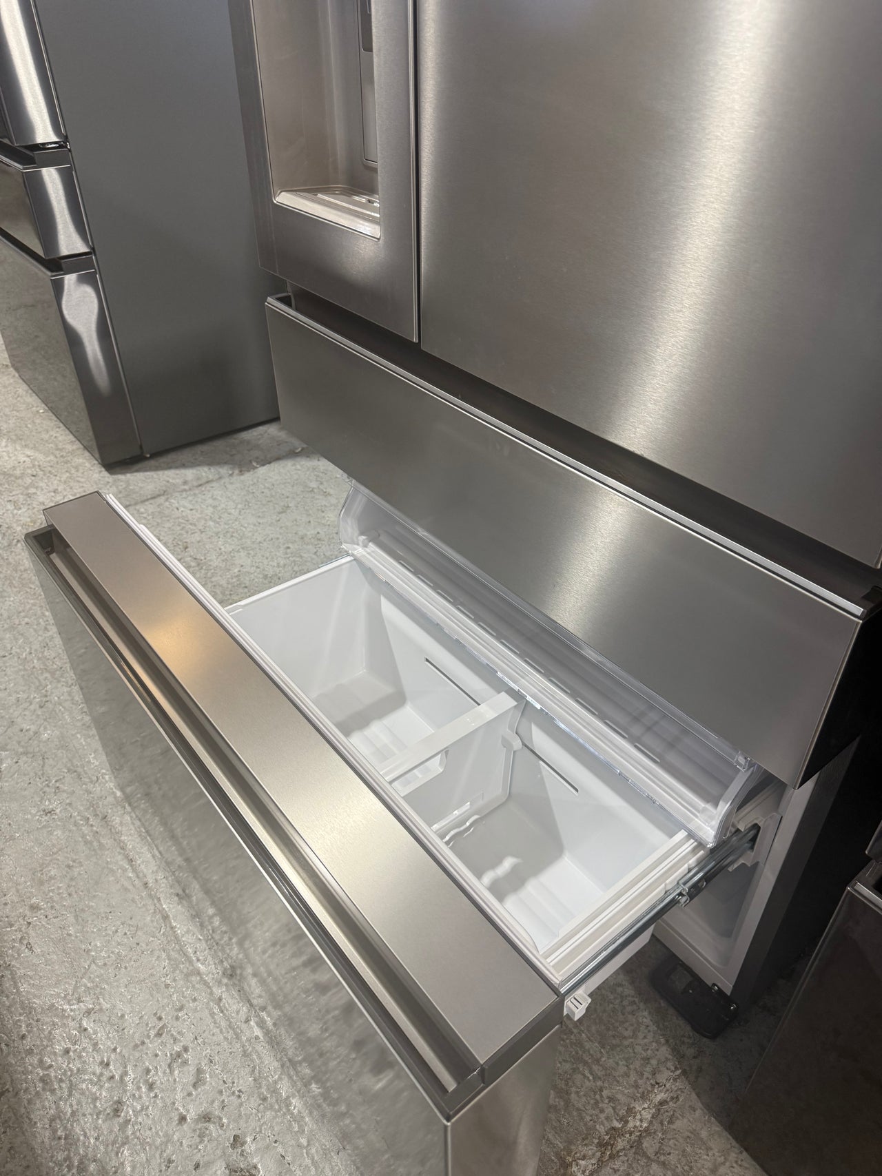 Factory second Electrolux 609L French Door Refrigerator  EHE6899SA - Second Hand Appliances Geebung