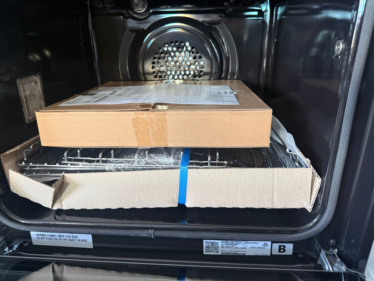 Factory second Electrolux 60cm 500 Series Pyrolytic Multifunction Oven with SteamBake & AirFryPlus – Dark Stainless Steel  Model: EVEP6615DF - Second Hand Appliances Geebung