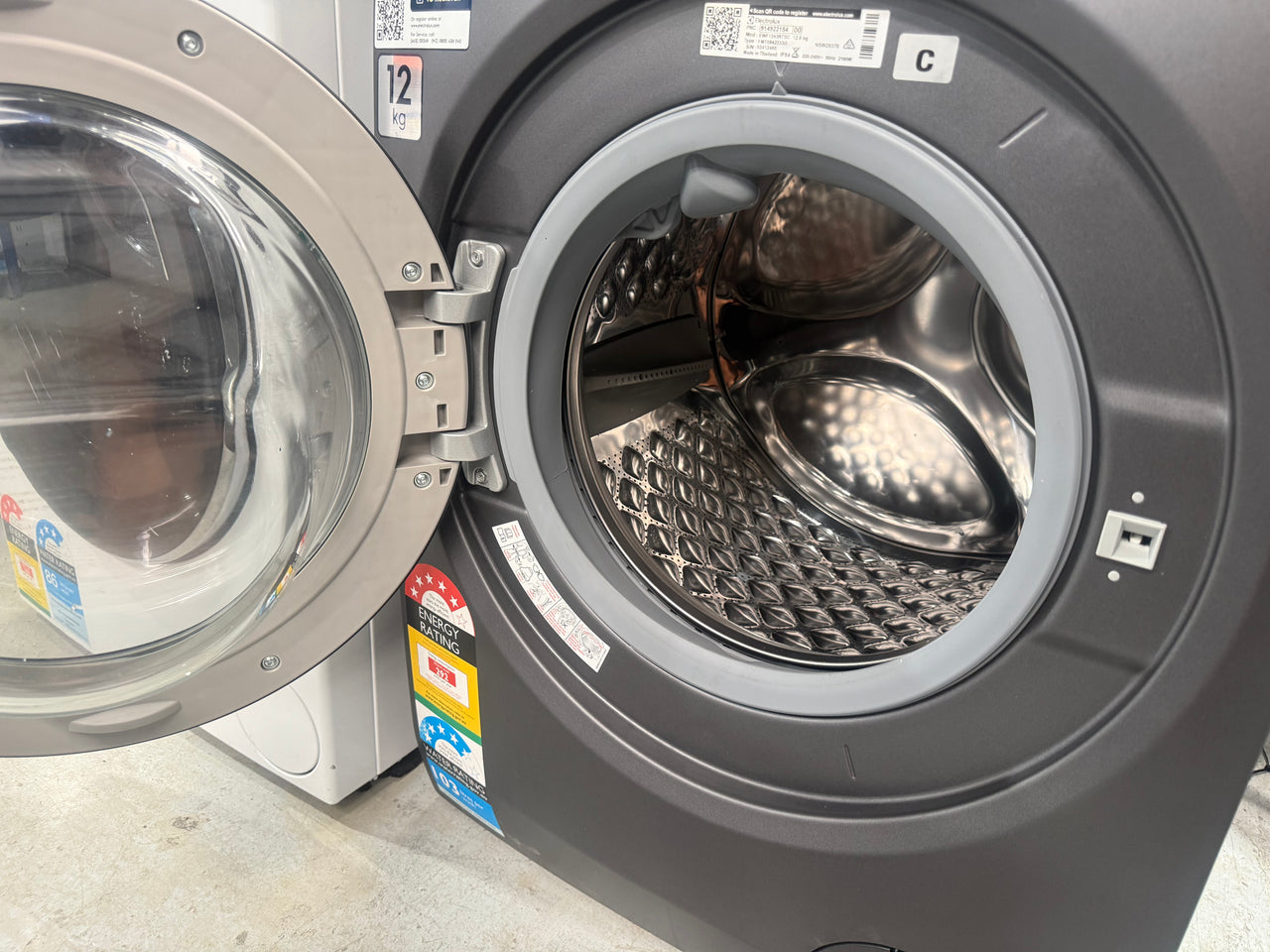 Factory second Electrolux 700 Series 12kg Front Load Washing Machine Dark Onyx – EWF1243R7SC - Second Hand Appliances Geebung