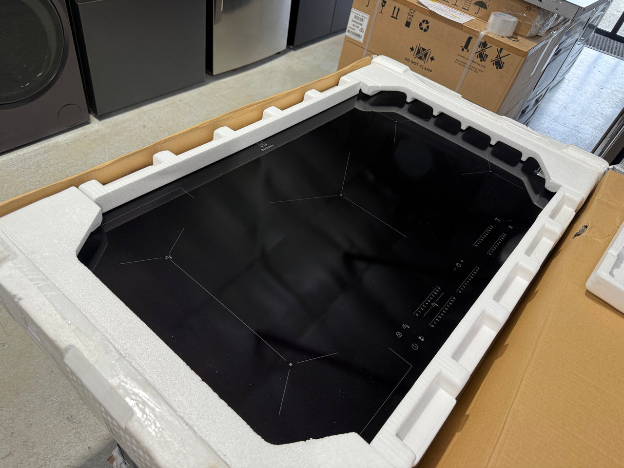 Factory second Electrolux 90cm 5 Zone Induction Cooktop EHI955BE - Second Hand Appliances Geebung