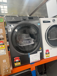 Thumbnail for Factory second Electrolux 9kg UltimateCare 700 Heat Pump Dryer with 3DSense – Dark Onyx EDH903R7SC - Second Hand Appliances Geebung