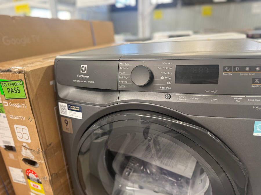 Factory second Electrolux 9kg UltimateCare 700 Heat Pump Dryer with 3DSense – Dark Onyx EDH903R7SC - Second Hand Appliances Geebung