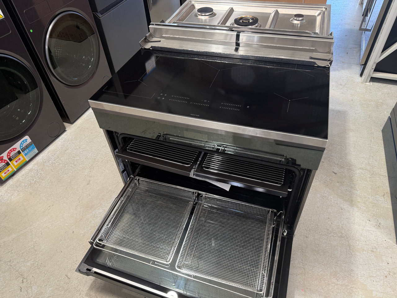 Factory second Electrolux EFEP956DSE 90cm UltimateTaste 900 Freestanding Electric Oven with Induction Cooktop - Second Hand Appliances Geebung