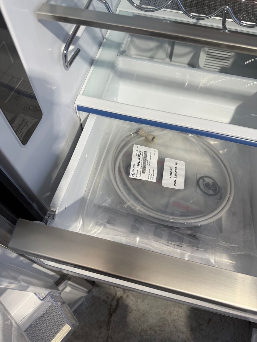 Factory second Electrolux EQE5657BA — 562 L UltimateTaste 700 French-Door Fridge - Second Hand Appliances Geebung