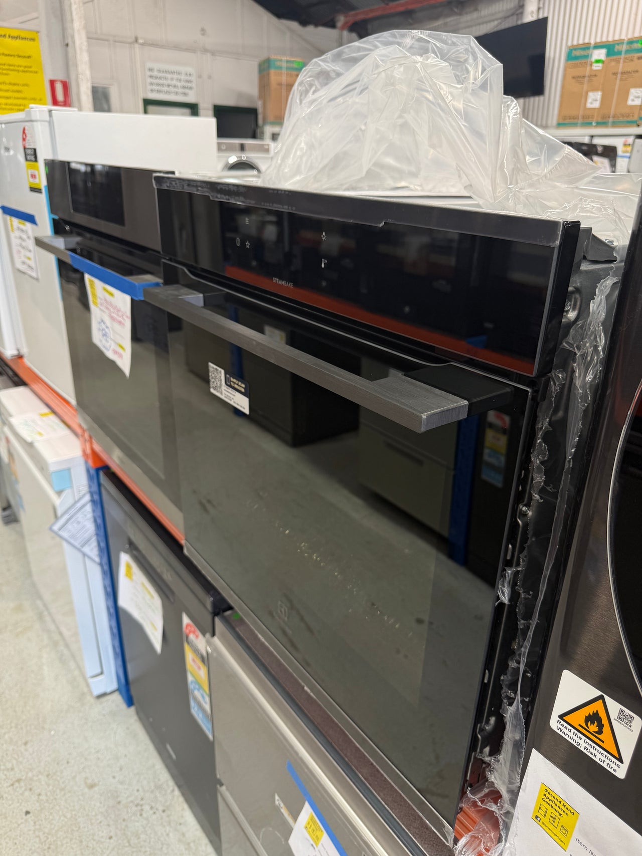 Factory second Electrolux EVEP616DSE 60cm Pyrolytic Built-in Steam Oven - Second Hand Appliances Geebung