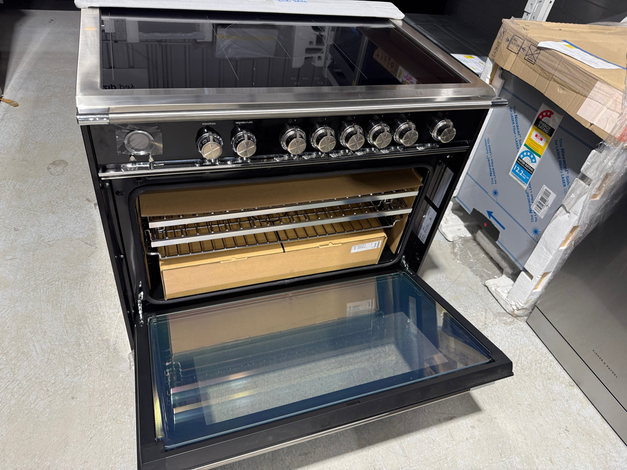 Factory second FISHER & PAYKEL 90CM FREESTANDING ELECTRIC PYROLYTIC OVEN/STOVE OR90SCI6B1 - Second Hand Appliances Geebung
