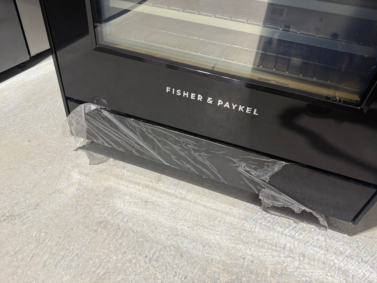 Factory second FISHER & PAYKEL 90CM FREESTANDING ELECTRIC PYROLYTIC OVEN/STOVE OR90SCI6B1 - Second Hand Appliances Geebung