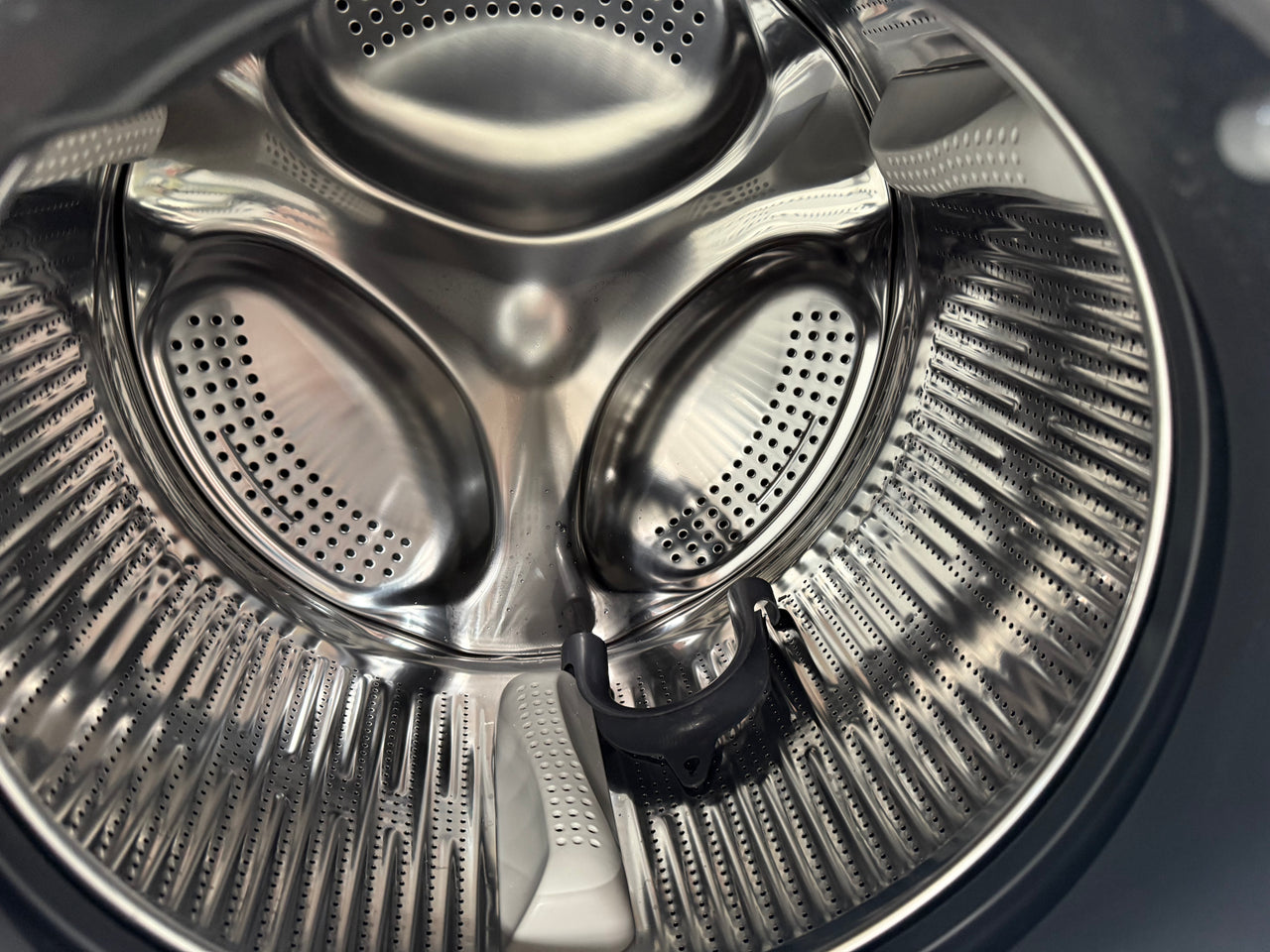 Factory second Fisher & Paykel 10kg Front Load Washer Model: WH1060P4 - Second Hand Appliances Geebung