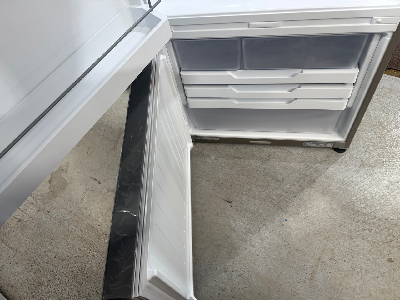 Factory second Fisher & Paykel 494 L Bottom Mount Refrigerator – Stainless Steel (RF522BLPX6) - Second Hand Appliances Geebung