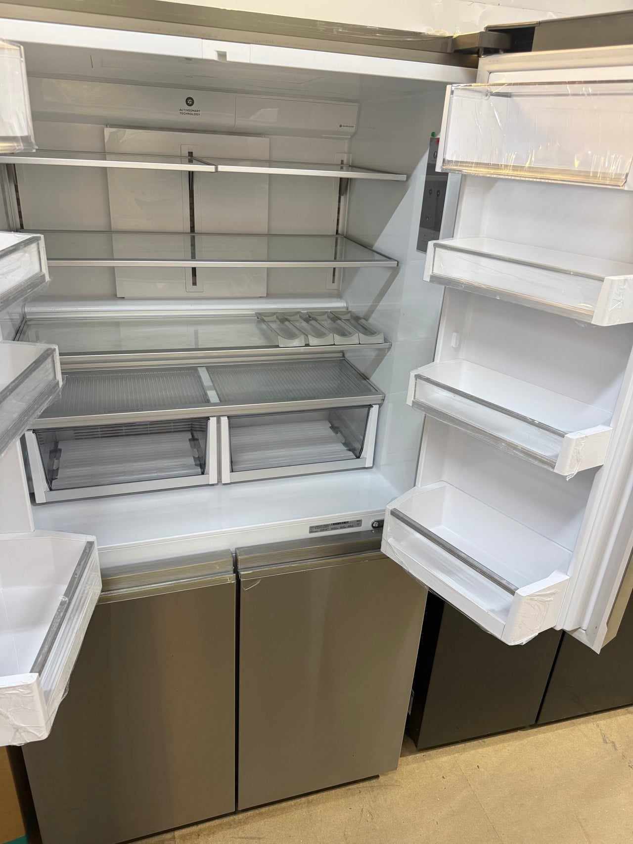 Factory second Fisher & Paykel 538L Fridge Freezer – RF605QNUVX1 - Second Hand Appliances Geebung