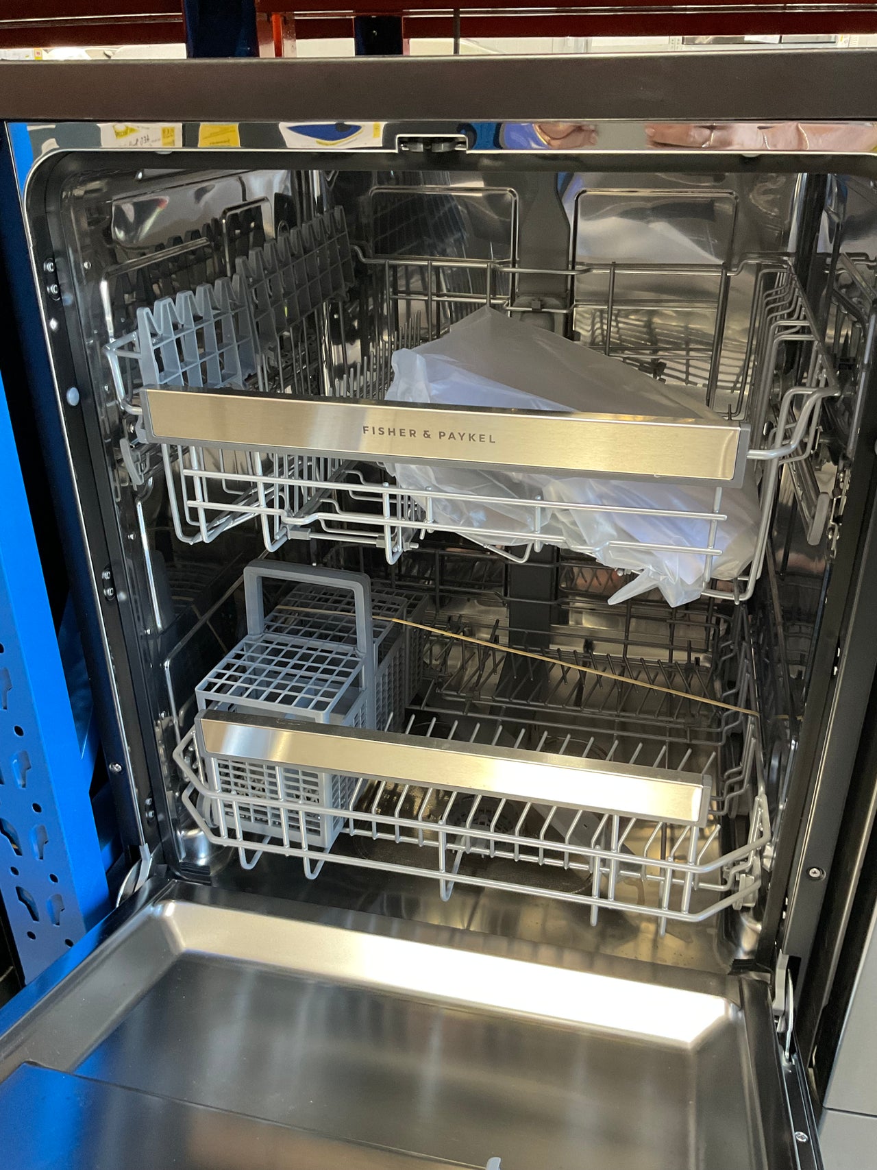 Transportation damaged Fisher & Paykel 60 cm Freestanding Dishwasher – DW60FC1B2 (Black Stainless Steel) - Second Hand Appliances Geebung