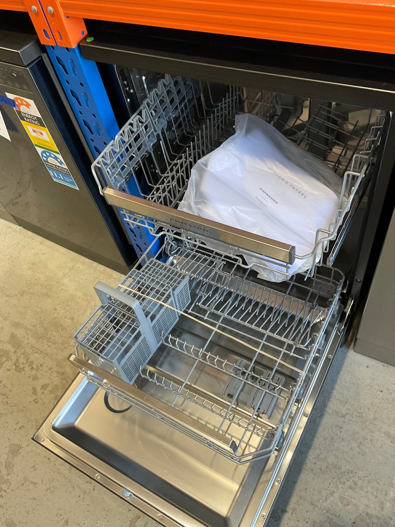 Transportation damaged Fisher & Paykel 60 cm Freestanding Dishwasher – DW60FC1B2 (Black Stainless Steel) - Second Hand Appliances Geebung