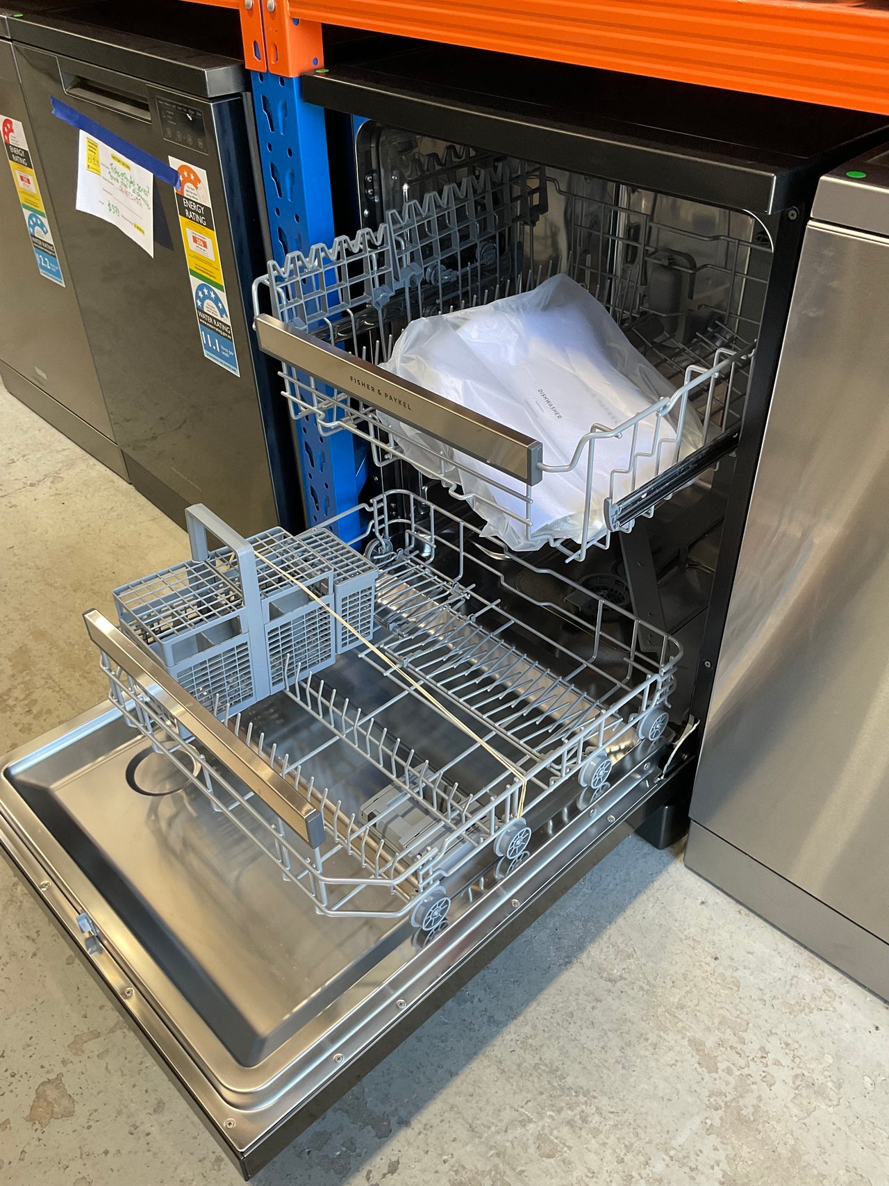 Transportation damaged Fisher & Paykel 60 cm Freestanding Dishwasher – DW60FC1B2 (Black Stainless Steel) - Second Hand Appliances Geebung