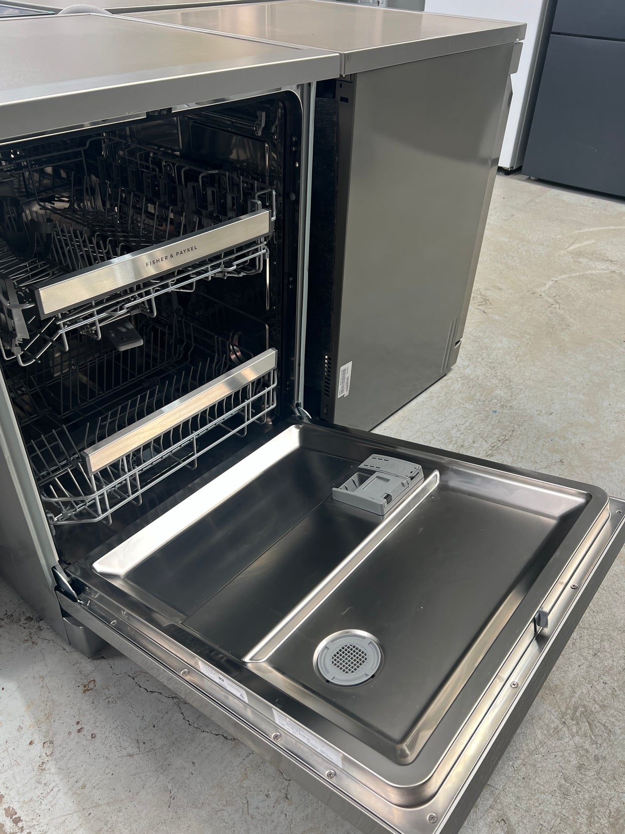 Factory second Fisher Paykel 60cm Freestanding Stainless Steel Sanitise Series 7 Dishwasher DW60FC4X2 - Second Hand Appliances Geebung