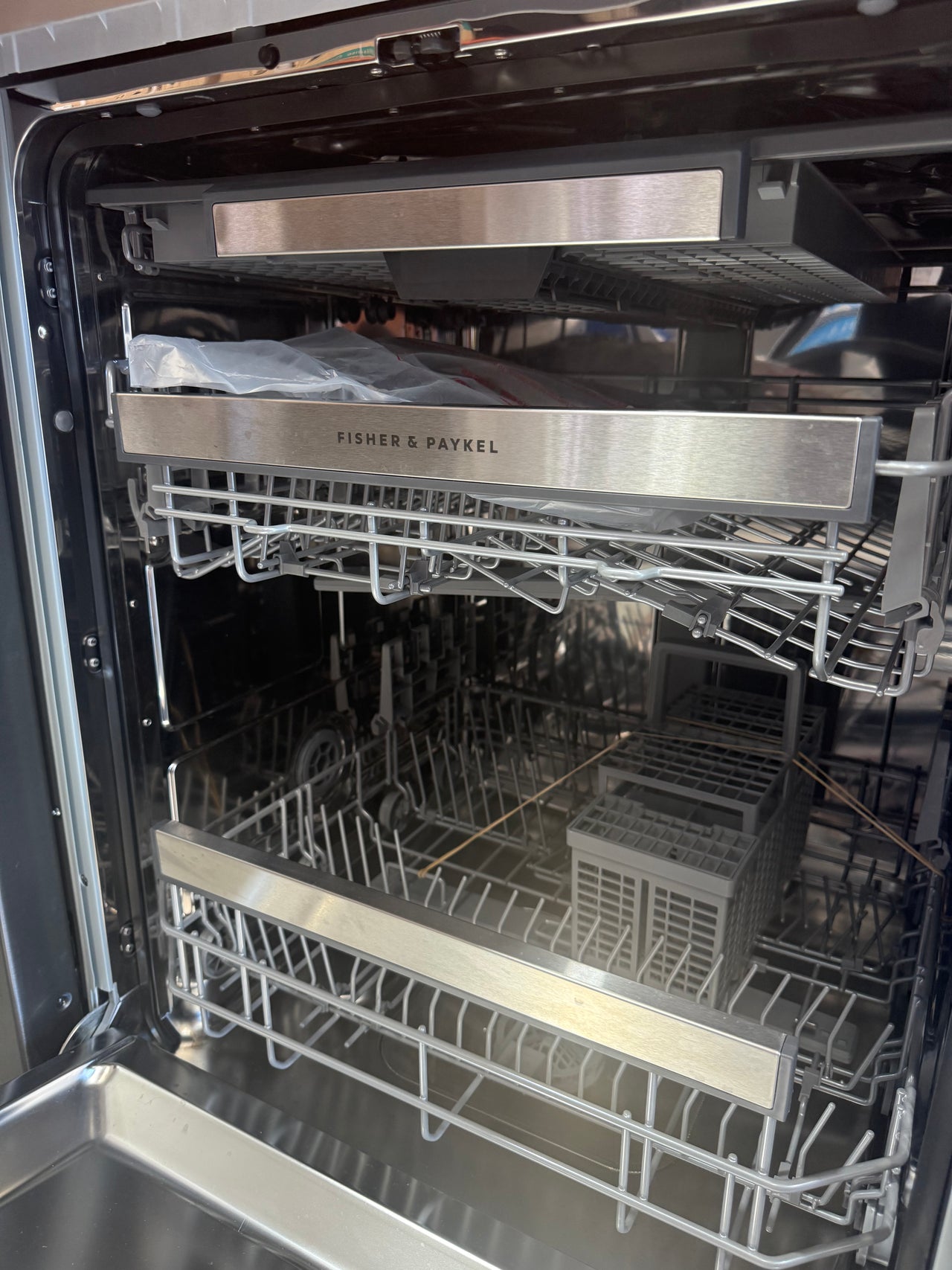 Factory second Fisher & Paykel DW60FC4X3 60 cm Freestanding Dishwasher - Second Hand Appliances Geebung
