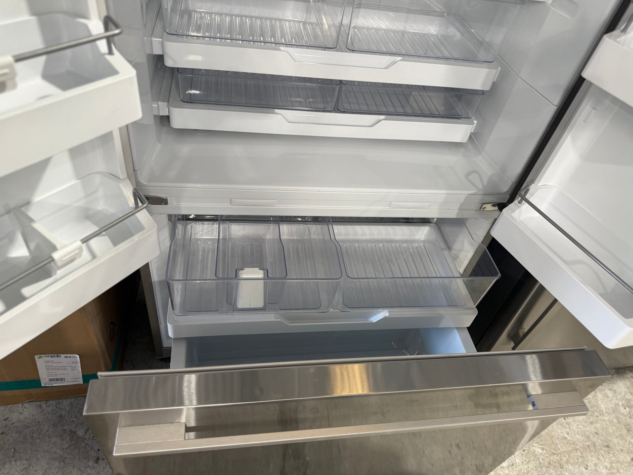 Factory second Fisher & Paykel RF610ADUX5 569L French Door Fridge with Ice & Water - Second Hand Appliances Geebung