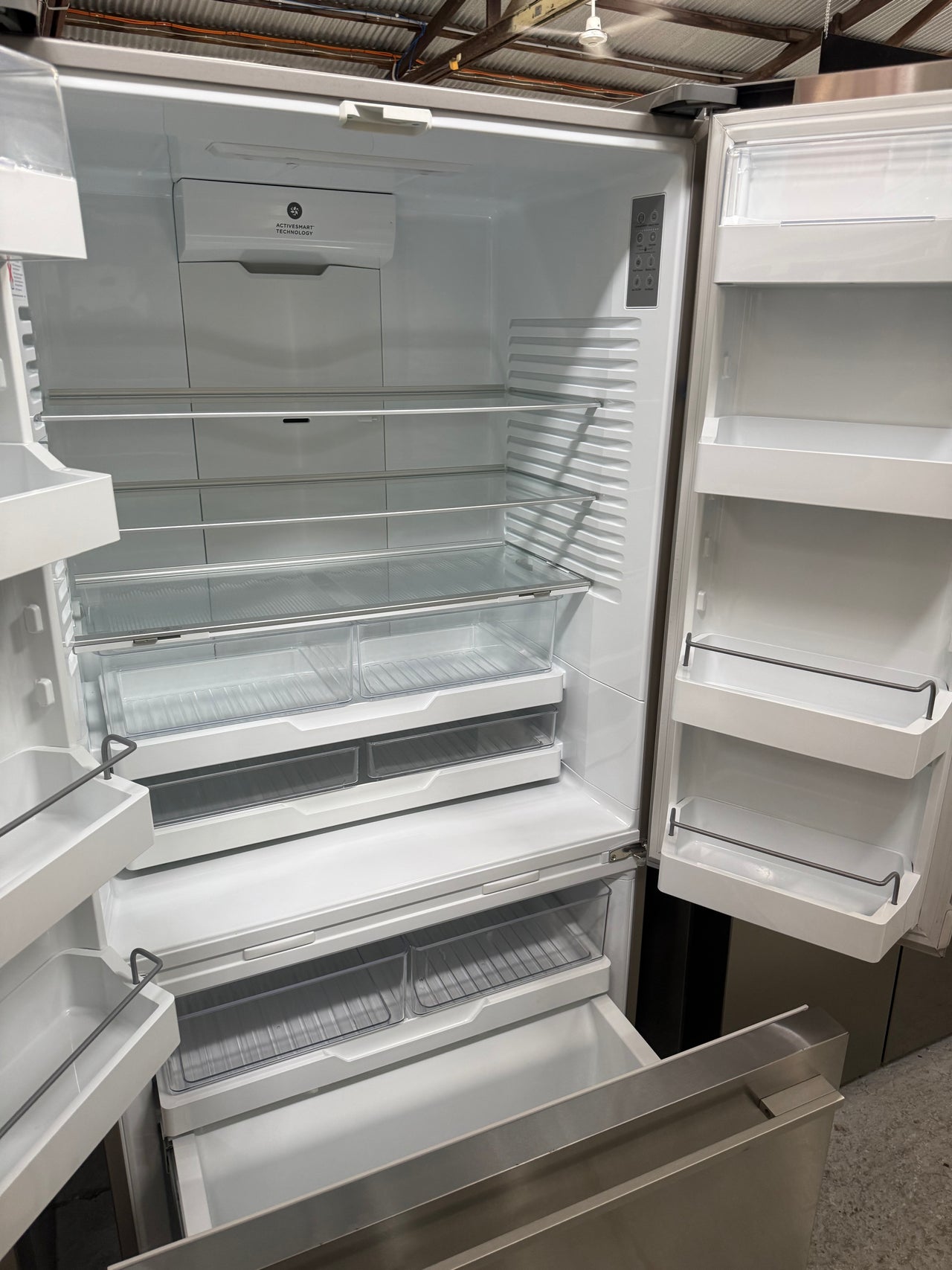 Factory second Fisher&Paykel RF610ADUX5 569L French Door Refrigerator - Second Hand Appliances Geebung