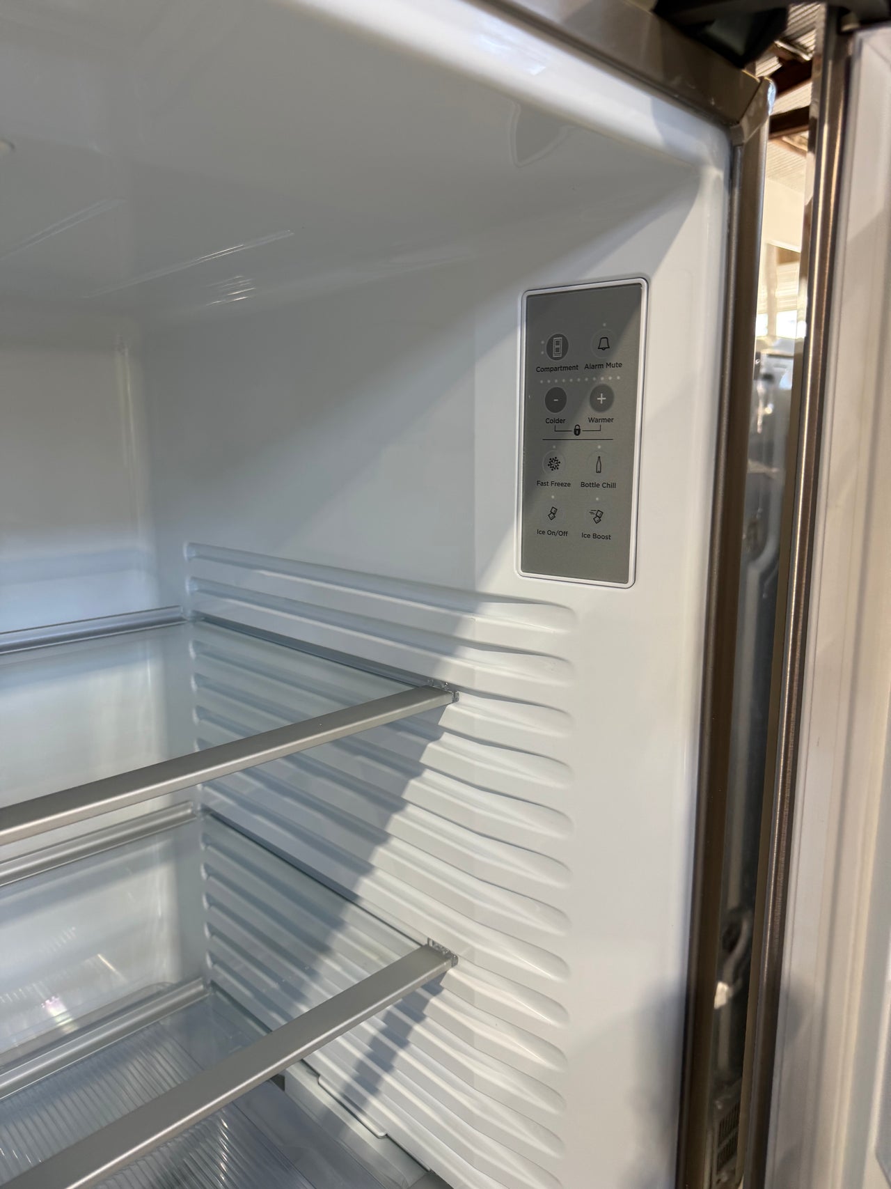 Factory second Fisher&Paykel RF610ADUX5 569L French Door Refrigerator - Second Hand Appliances Geebung