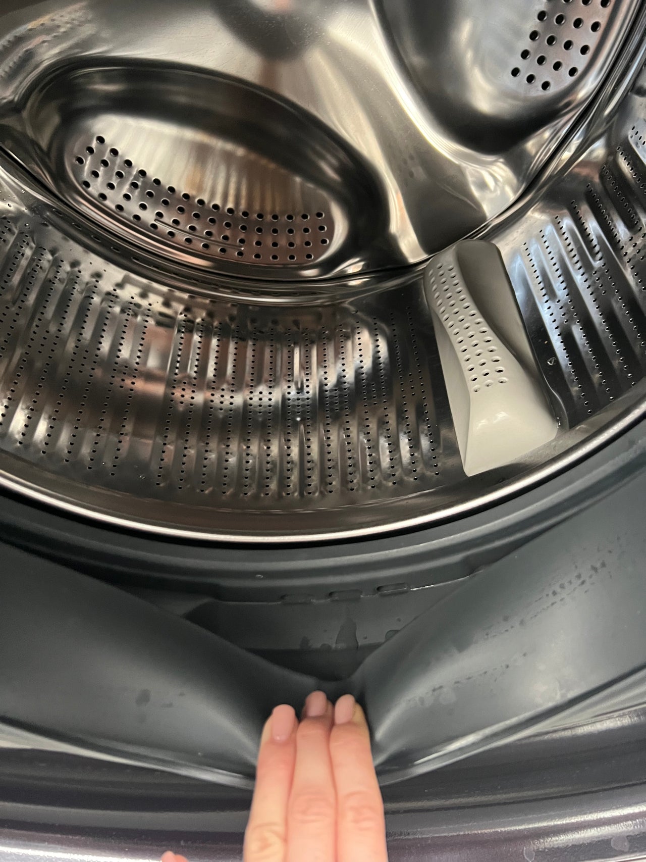 Transportation damaged Haier 8kg Front Load Washer HWF80ANB1 - Second Hand Appliances Geebung