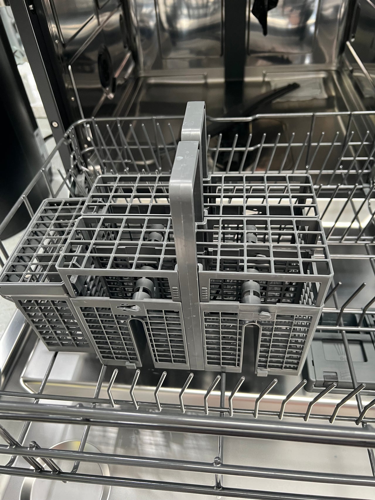 Factory second Haier Freestanding Dishwasher HDW15F2B1 - Second Hand Appliances Geebung