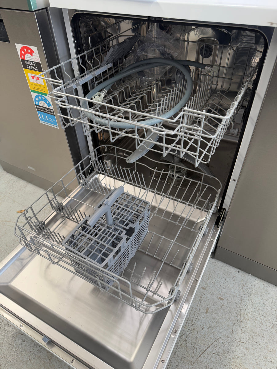 Factory second Haier HDW13V1W1 freestanding dishwasher - Second Hand Appliances Geebung
