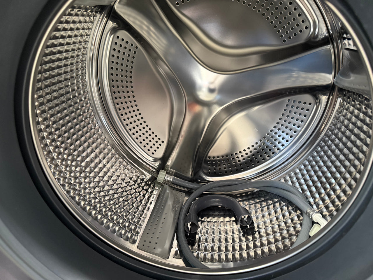 Factory second Haier HWDX1590CTB1 premium 2-in-1 front load washer dryer - Second Hand Appliances Geebung