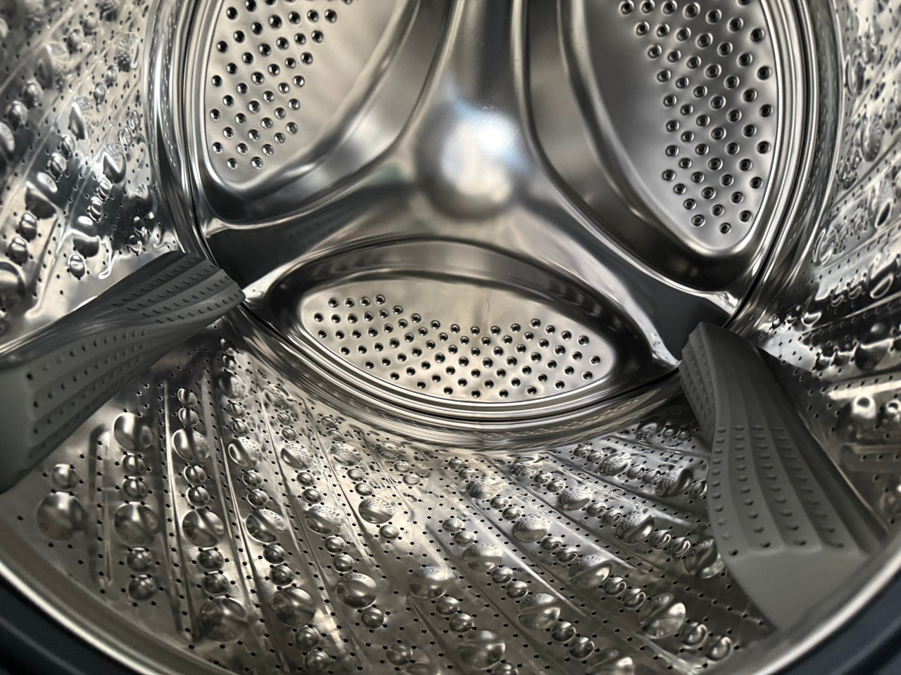 Factory second Hisense 10kg Front Load Washer HWFS1015AB - Second Hand Appliances Geebung