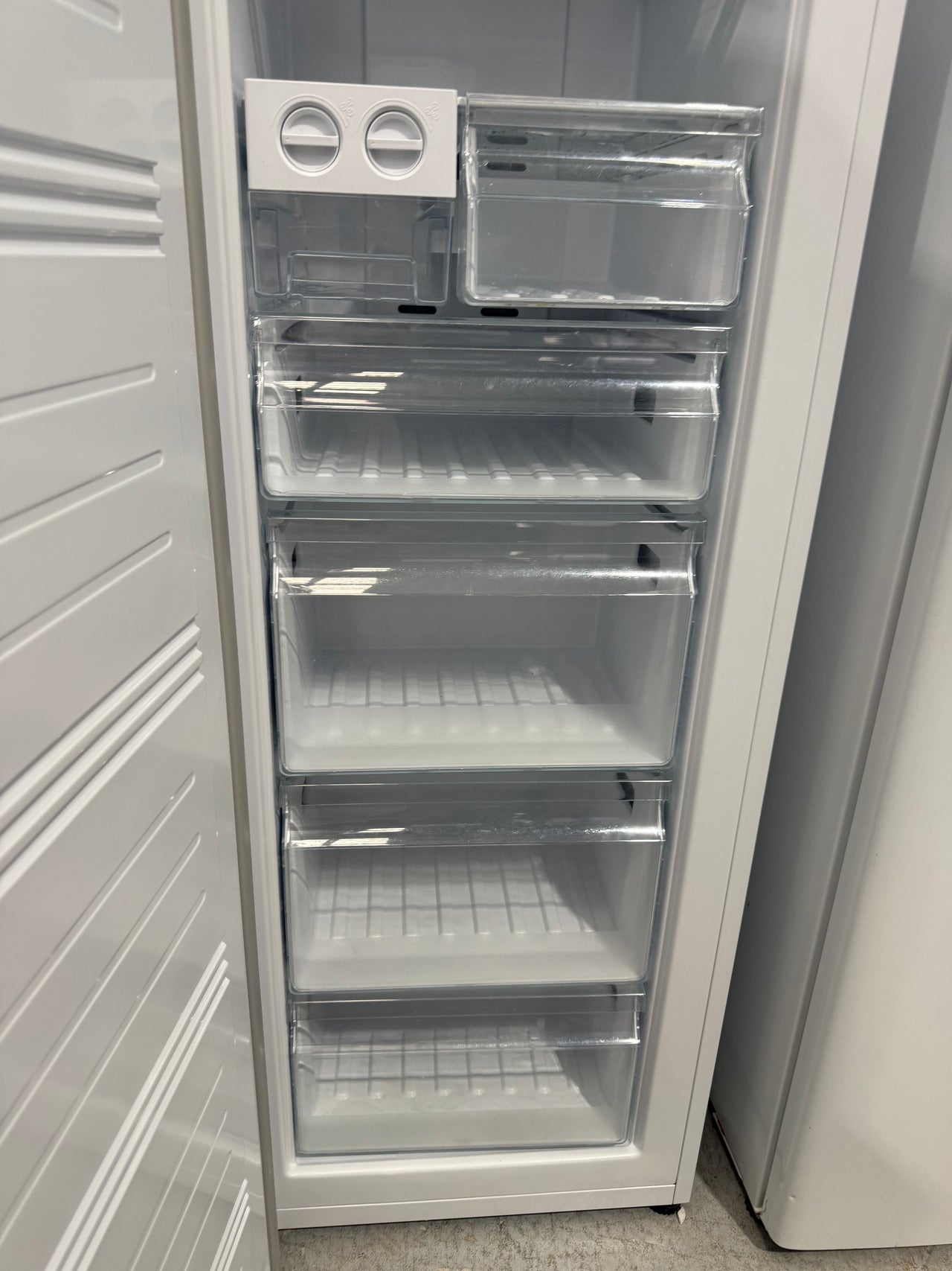 Factory second Hisense 254L Upright Frost-Free Freezer – White (HRVF254) - Second Hand Appliances Geebung