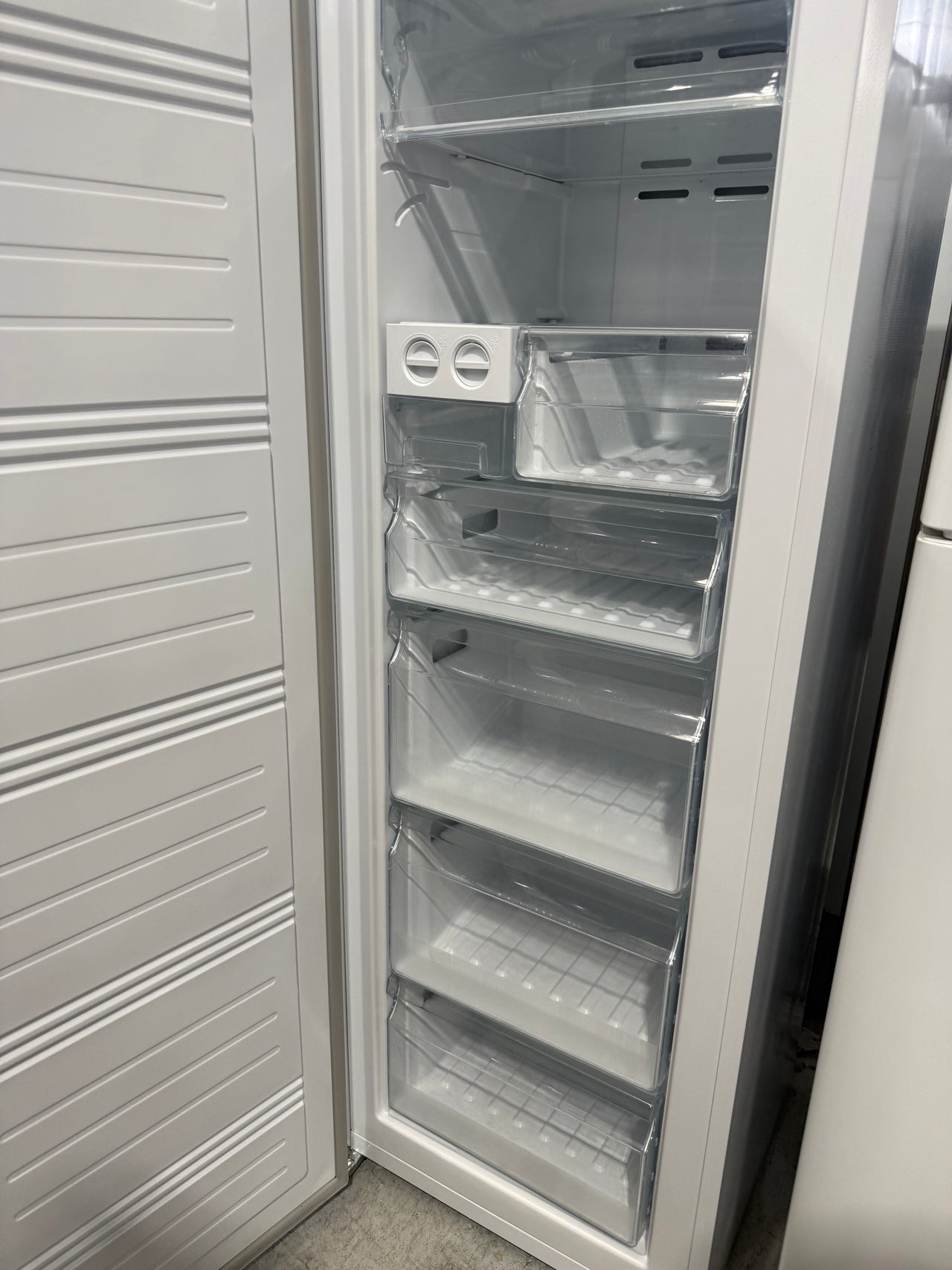 Factory second Hisense 254L Upright Frost-Free Freezer – White (HRVF254) - Second Hand Appliances Geebung