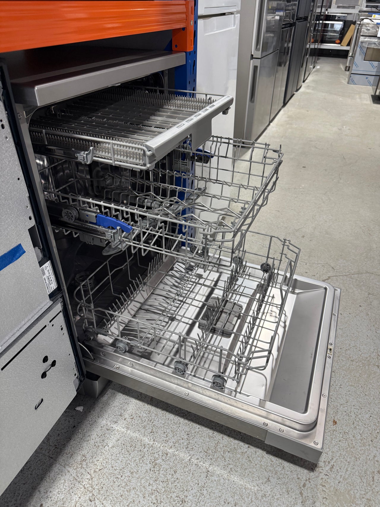 Factory second Hisense 60cm Freestanding Dishwasher Model:HSCE14FS - Second Hand Appliances Geebung